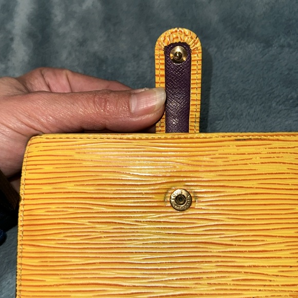 Louis Vuitton Yellow and purple Epi wallet with kiss lock coin pouch 💕 M11916 - Picture 9 of 16